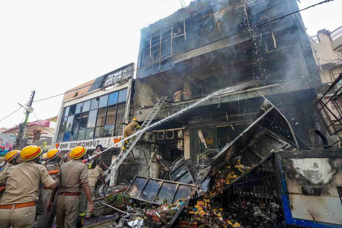 Lucknow Fire : जिस बिल्डिंग में गई 15 जानें, उसे 2016 में अवैध निर्माण के लिए मिला था नोटिस