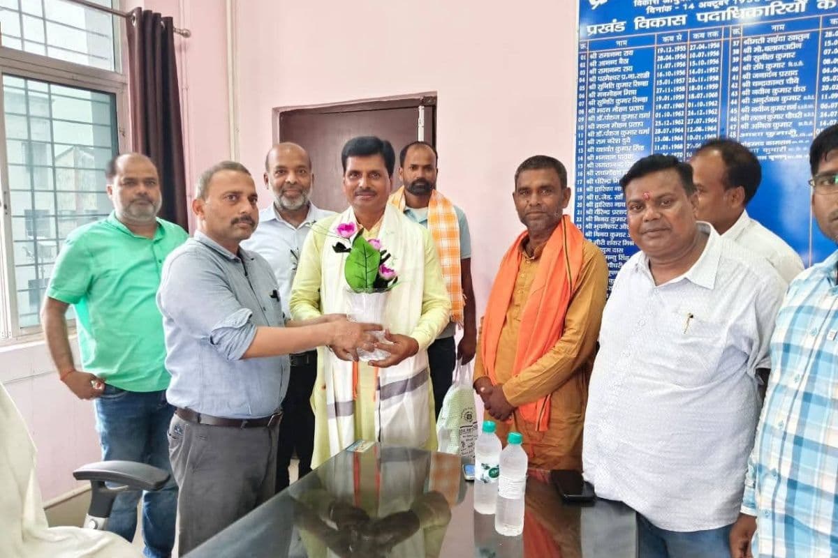 मधेपूरा में डीएम से मिले भाजपा नेता, नगर परिषद की समस्याओं और विकास योजनाओं को लेकर हुई चर्चा