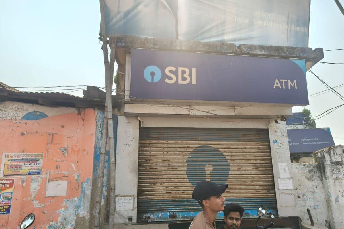 मधेपुरा में एक सप्ताह से कैश के लिए भटक रहे ग्राहक, बैंक ने भी खड़े किए हाथ