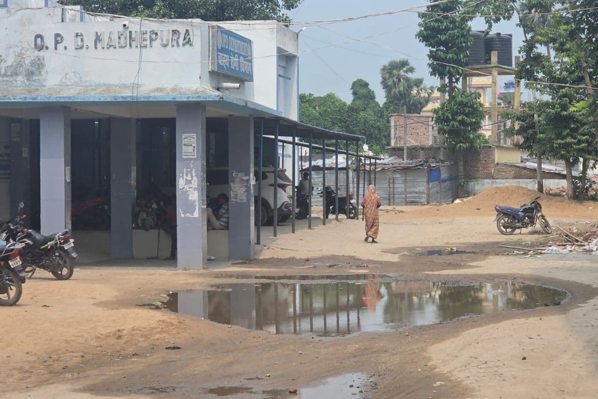 मधेपुरा सदर अस्पताल में इलाज के लिए पहुंचे मरीज, लेकिन ओपीडी के बाहर मिला जलजमाव
