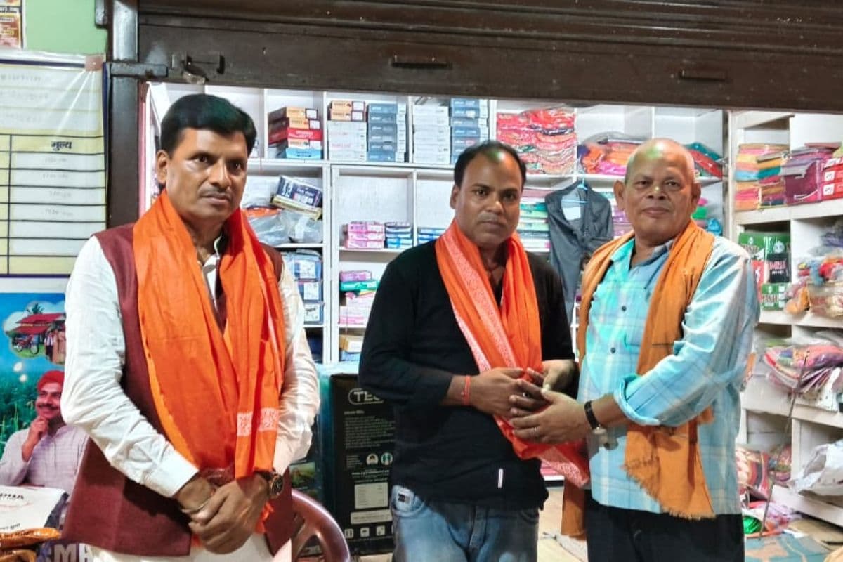 मधेपुरा में पूर्व भाजपा जिला अध्यक्ष स्वदेश कुमार का सम्मान, सेवानिवृत्त शिक्षकों को भी किया गया सम्मानित