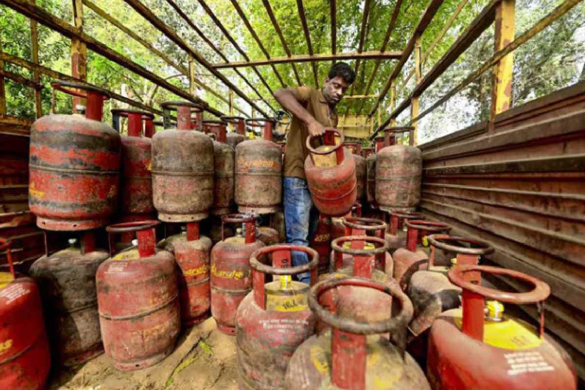 हर सिलेंडर पर 700 रुपये का घाटा! LPG के बढ़े दामों पर केंद्र सरकार ने क्या कहा पढ़ें