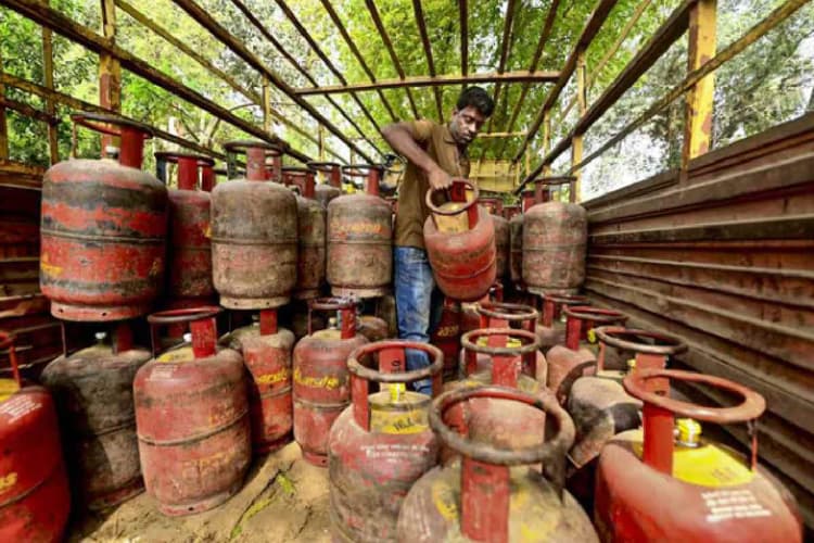 हर सिलेंडर पर 700 रुपये का घाटा! LPG के बढ़े दामों पर केंद्र सरकार ने क्या कहा पढ़ें