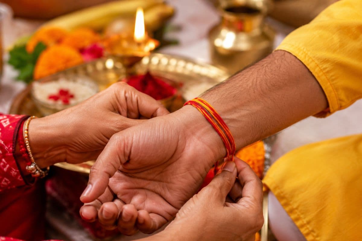 कलाई पर क्यों बांधा जाता है मौली? जानें कलावा धारण करने का धार्मिक महत्व