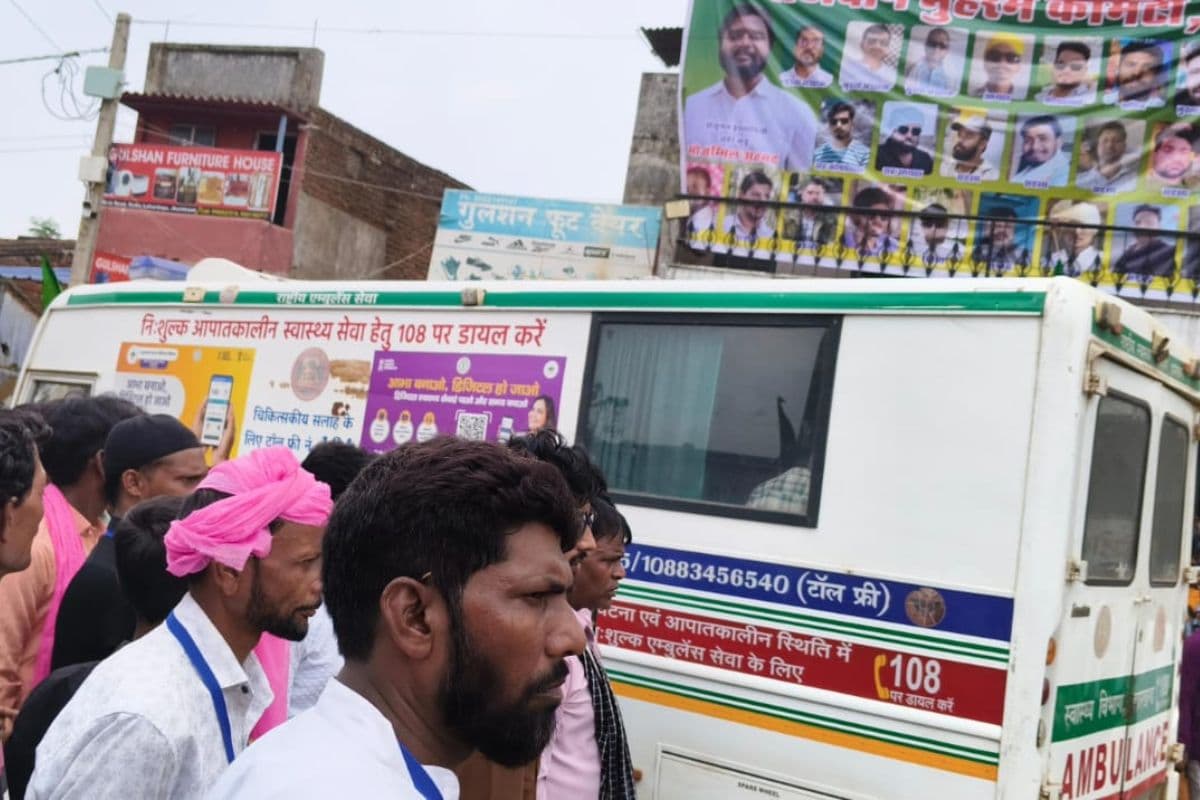 लोहरदगा में मोहर्रम पर दिखी इंसानियत, एंबुलेंस को रास्ता देने के लिए युवकों ने रोक दी खेल प्रतियोगिता