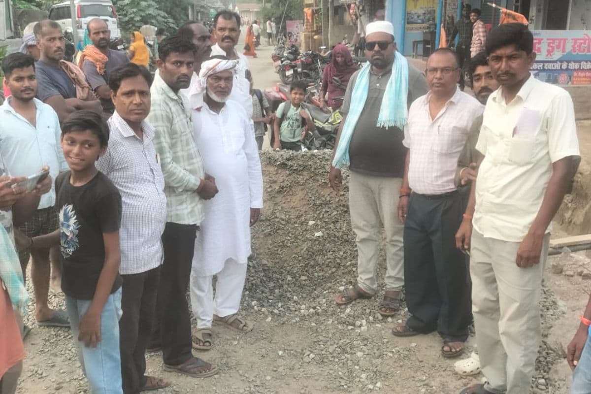 अररिया के नरपतगंज में नाला निर्माण में भ्रष्टाचार का आरोप, ग्रामीणों ने काम रुकवाकर किया प्रदर्शन