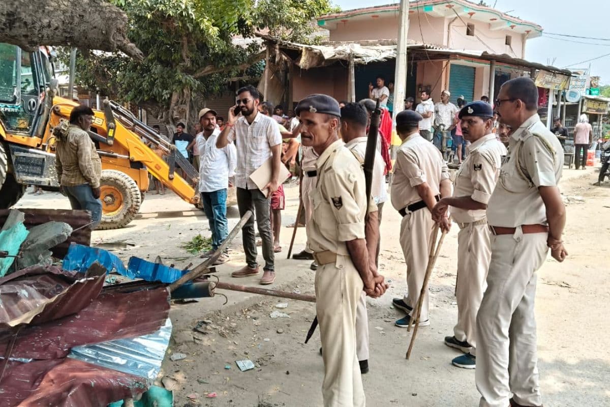 नोटिस व चेतावनी के बाद प्रशासन का एक्शन,  जगरनाथा बाजार में बुलडोजर चलाकर हटाया अतिक्रमण