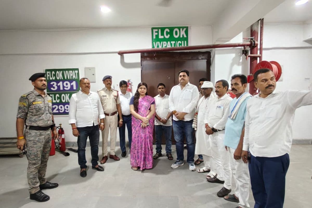 ईवीएम–वीवीपैट वेयरहाउस का डीएम ने किया निरीक्षण, अभिलेखों व सुरक्षा मानकों की समीक्षा