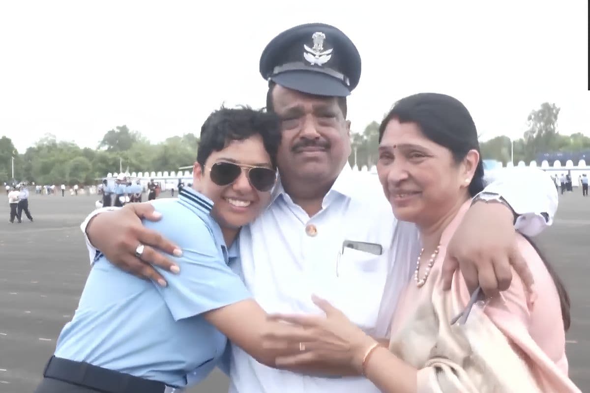 बेटी हो तो ऐसी... निधि ने पहनी एयरफोर्स की वर्दी, पिता की आंखों से छलके खुशी के आंसू; सुनाई सफलता की कहानी