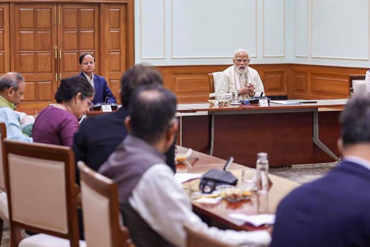 वैश्विक चुनौतियों के बीच आर्थिक वृद्धि पर मंथन, पीएम मोदी ने आर्थिक सलाहकार परिषद के साथ की बैठक