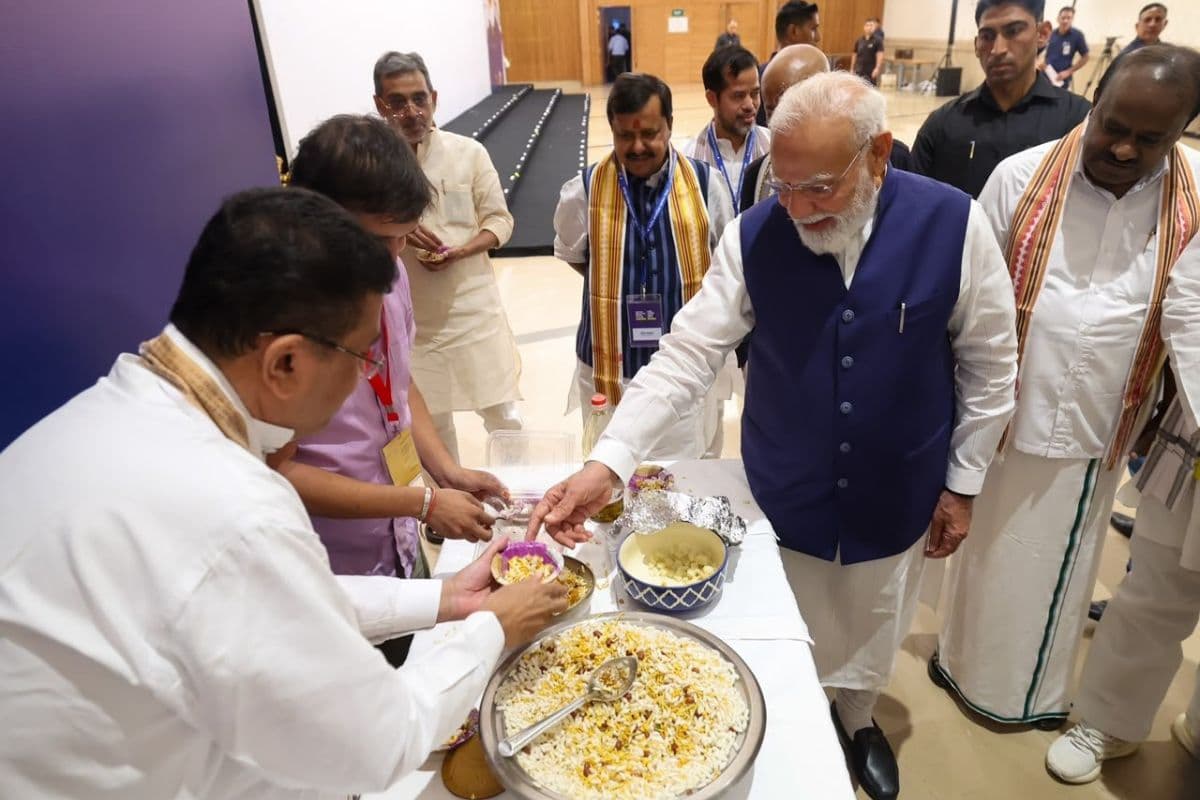 4399 दिन प्रधानमंत्री रहकर PM मोदी ने तोड़ा नेहरू का रिकॉर्ड, NDA नेताओं के साथ खाई झालमुड़ी
