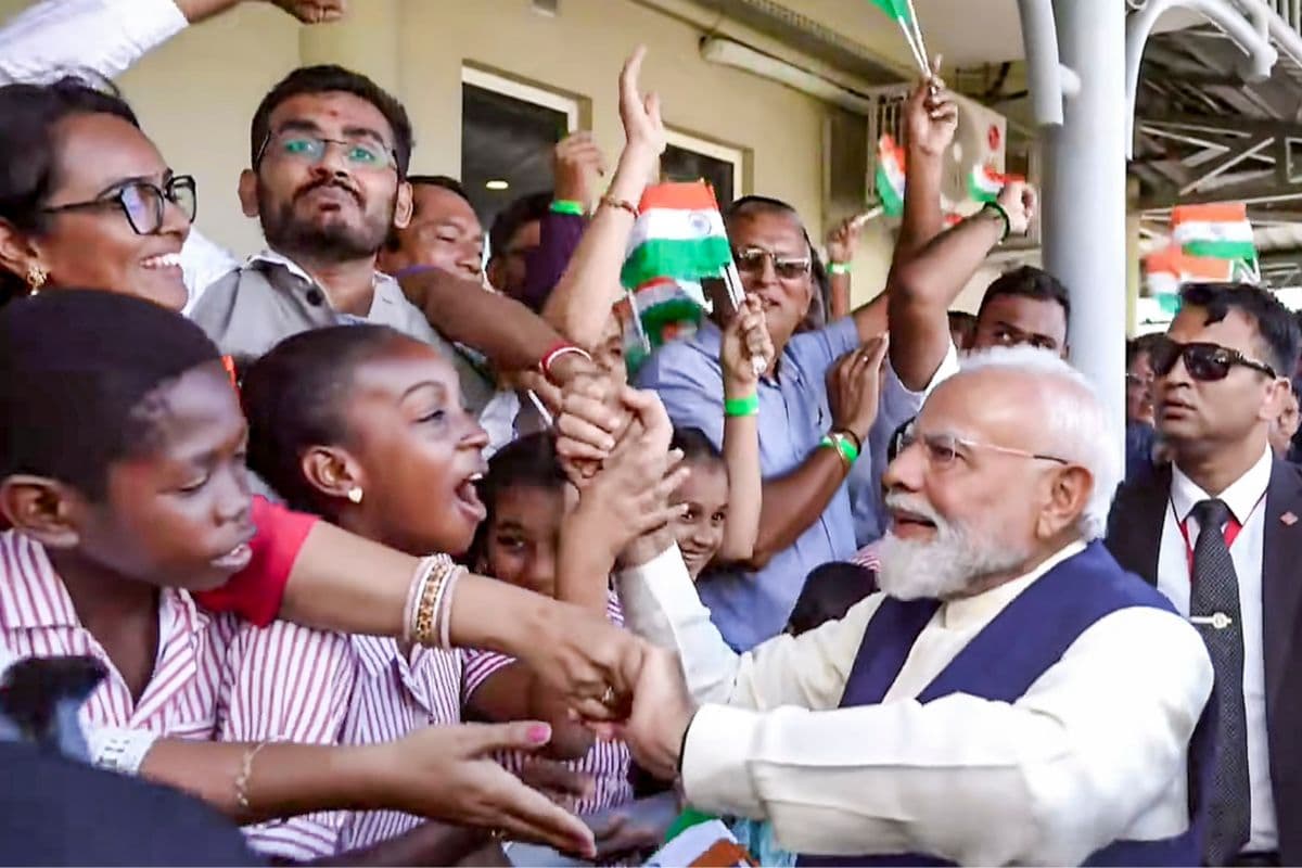 सेशेल्स में पीएम मोदी का भव्य स्वागत, राष्ट्रपति हर्मिनी के साथ पहुंचे बॉटनिकल गार्डन
