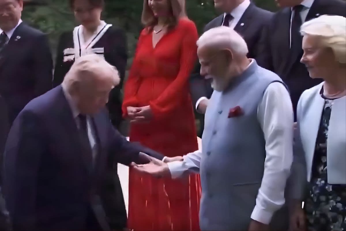 सीढ़ियां चढ़ते वक्त ट्रंप ने पकड़ी पीएम मोदी की कलाई, G7 फोटोशूट का वीडियो वायरल