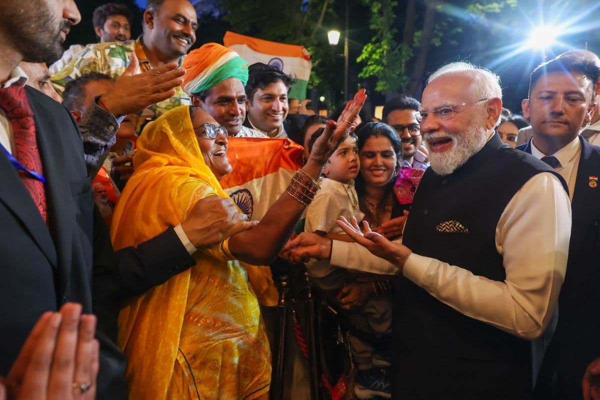 Video: पेरिस में पीएम मोदी बढ़ रहे थे आगे तभी आई आवाज- केम छो