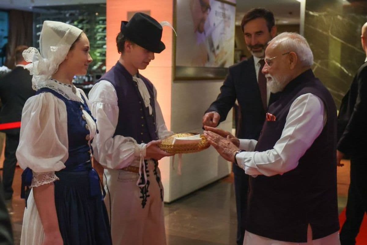 पहली बार स्लोवाकिया पहुंचे भारतीय प्रधानमंत्री, 'नून-रोटी' से हुआ स्वागत; पीएम मोदी ने बताई परंपरा की खासियत