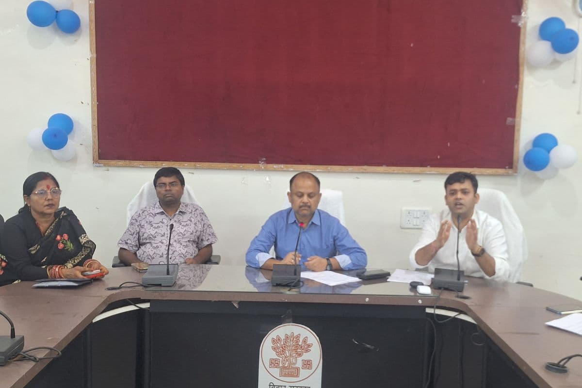 सहरसा में सोलर क्रांति की तैयारी, DM की बैठक में व्यापारियों ने सोलर लगाने का लिया संकल्प