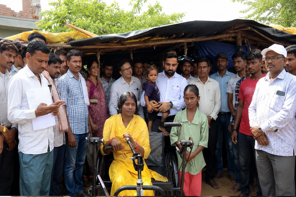 बच्ची की मार्मिक अपील पर पसीजा डीसी का दिल, दिव्यांग दंपति को मिला अंबेडकर आवास का तोहफा