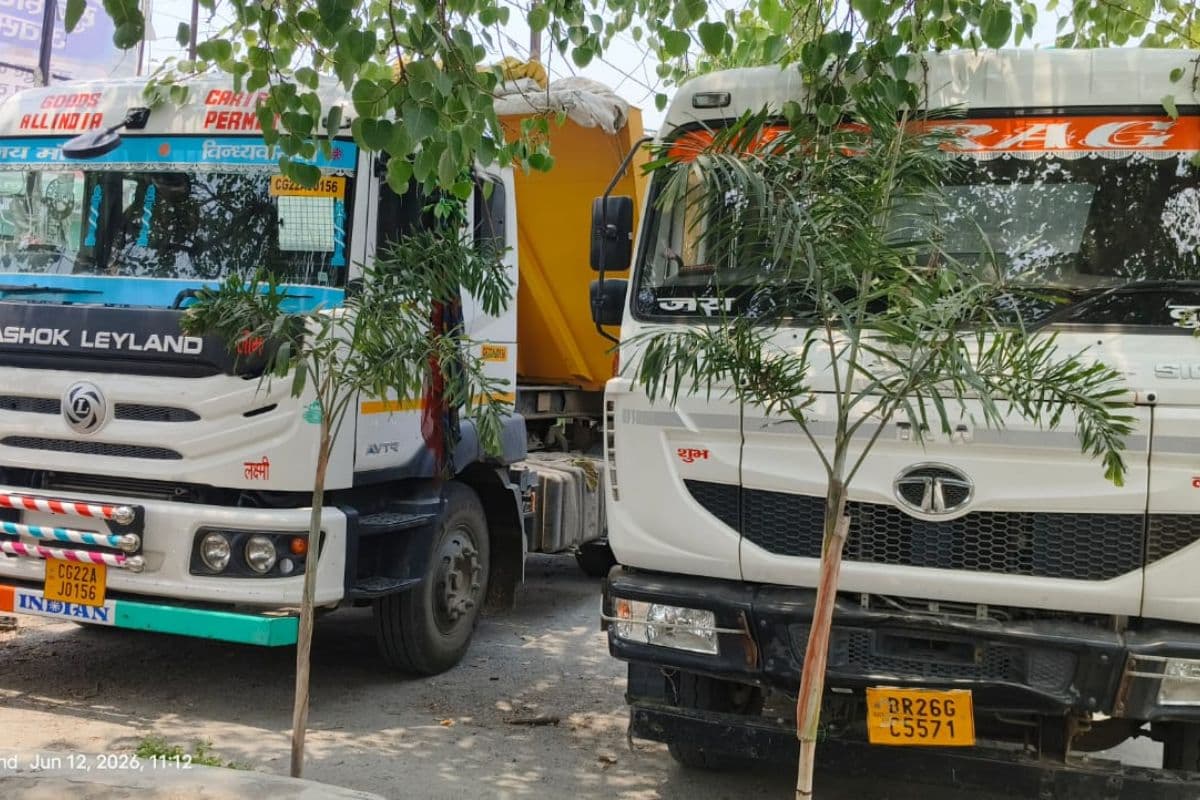 Palamu: देर रात रेगनिया गांव पहुंचे वित्त मंत्री, अवैध मिट्टी तस्करी में लगे पोकलेन और ट्रेलर को कराया जब्त