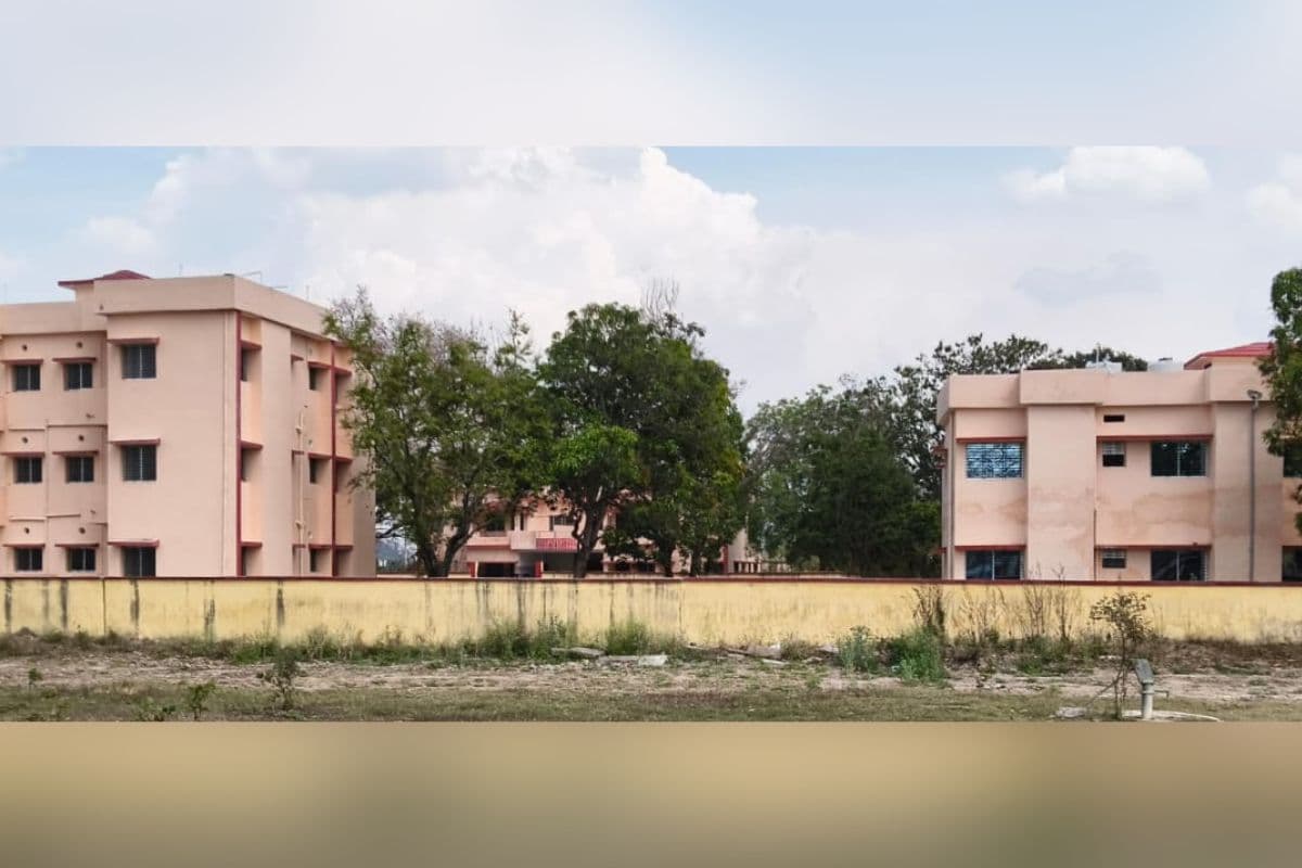 पलामू: करोड़ों की लागत से बना आवास परिसर बेकार, अधिकारी मुख्यालय छोड़ शहर से कर रहे आवागमन 