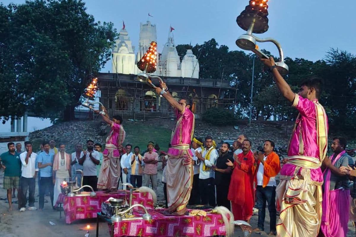 दीपों की रोशनी से जगमगा उठा उत्तरवाहिनी गंगा घाट, महाआरती में उमड़ा आस्था का सैलाब
