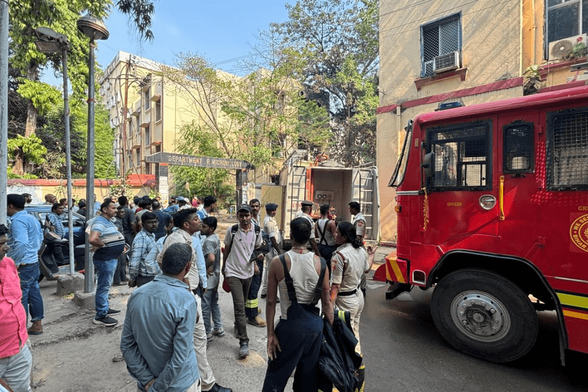पटना पीएमसीएच में लगी भीषण आग, परीक्षा के दौरान मची अफरा-तफरी, लाखों का नुकसान
