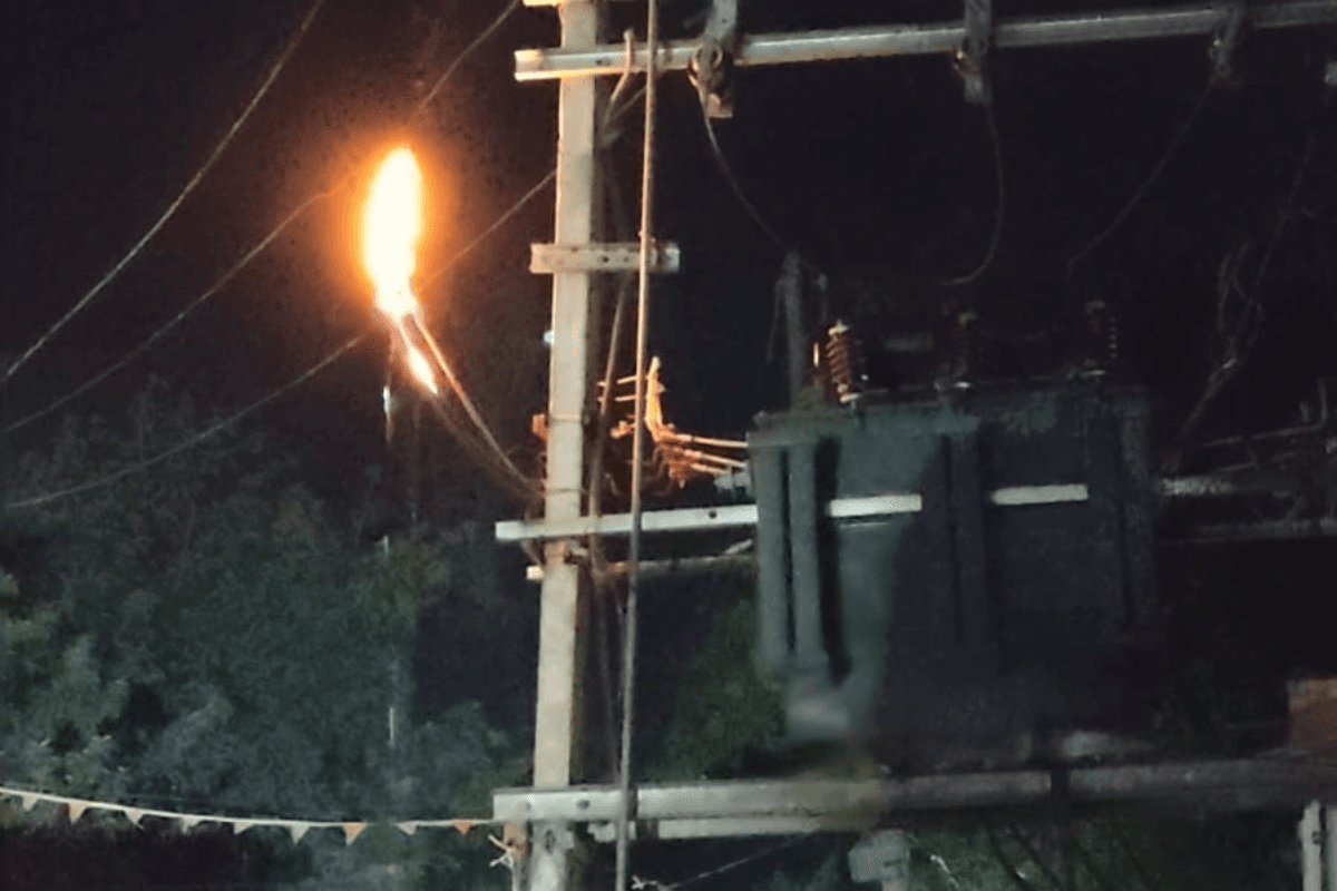 बिक्रम थाना गेट के पास ट्रांसफार्मर में लगी भीषण आग, बाजार में मची भगदड़, 200 घरों की बत्ती गुल