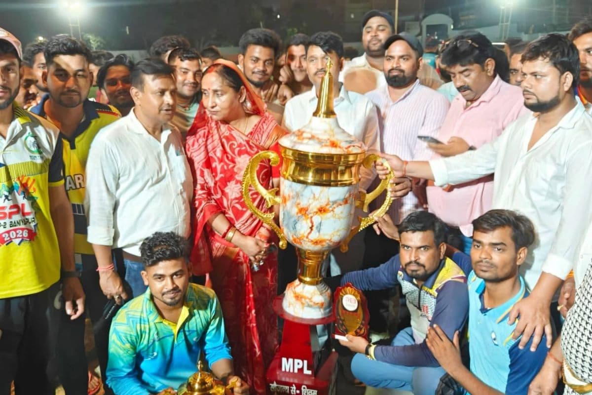 मढ़ौरा प्रीमियर लीग में रनों की बारिश, मुन्ना 11 आटा ने जीती ट्रॉफी, अमनौर को 85 रनों से हराया