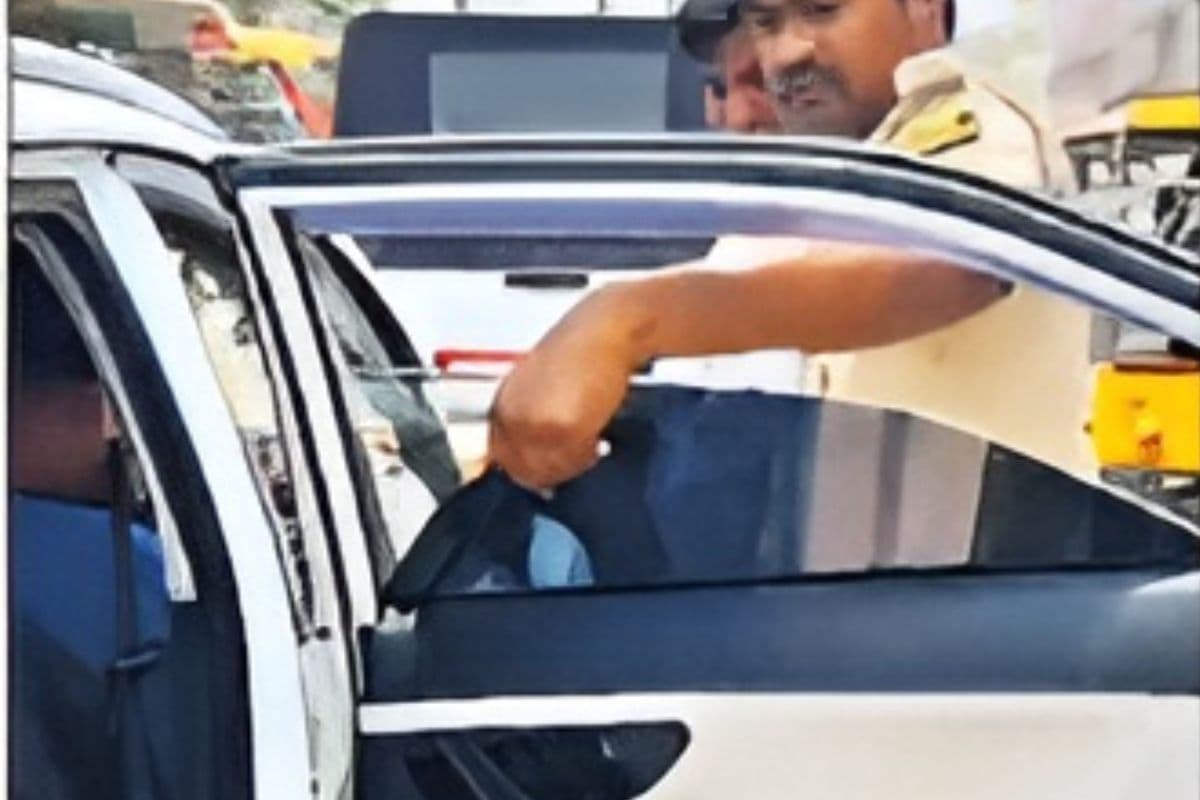 सीवान में ब्लैक फिल्म लगाकर चला रहे हैं वाहन तो हो जाएं सावधान, 35 चालकों पर कार्रवाई
