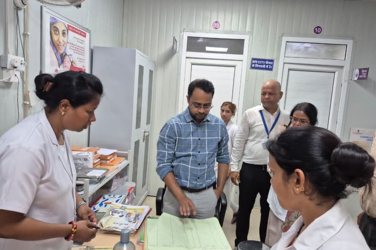 सोनपुर अस्पताल पहुंचे DM वैभव श्रीवास्तव, अधूरी स्वास्थ्य सेवाओं पर जताई नाराजगी, अधिकारियों को लगाई फटकार