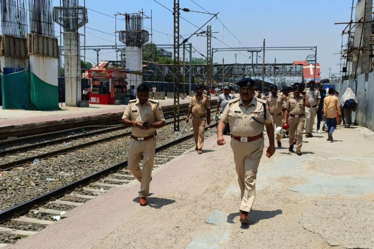 पाटलिपुत्र स्टेशन पर बवाल के बाद हाई अलर्ट पर गया जंक्शन, प्रशासन ने फ्लैग मार्च कर परीक्षार्थियों को ट्रेनों में बैठाया