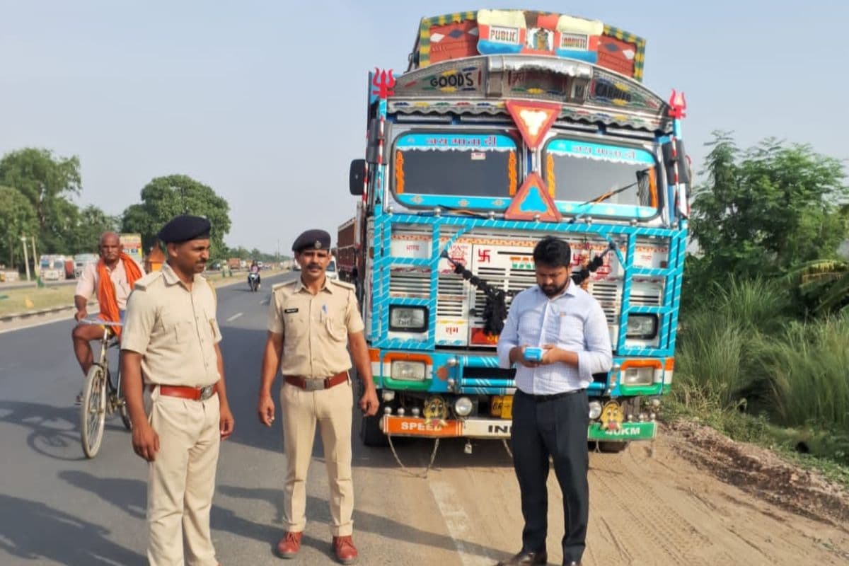 सारण में सड़क किनारे खड़े ट्रकों पर चला प्रशासन का डंडा, NH-19 से हटाए गए करीब 50 वाहन, चालकों पर भी कार्रवाई