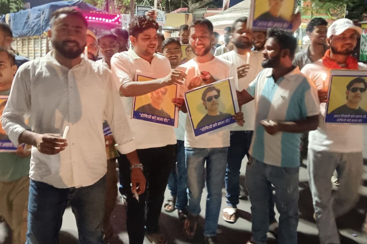 मढ़ौरा में भरत भूषण तिवारी एनकाउंटर के विरोध में कैंडल मार्च, निष्पक्ष जांच की मांग