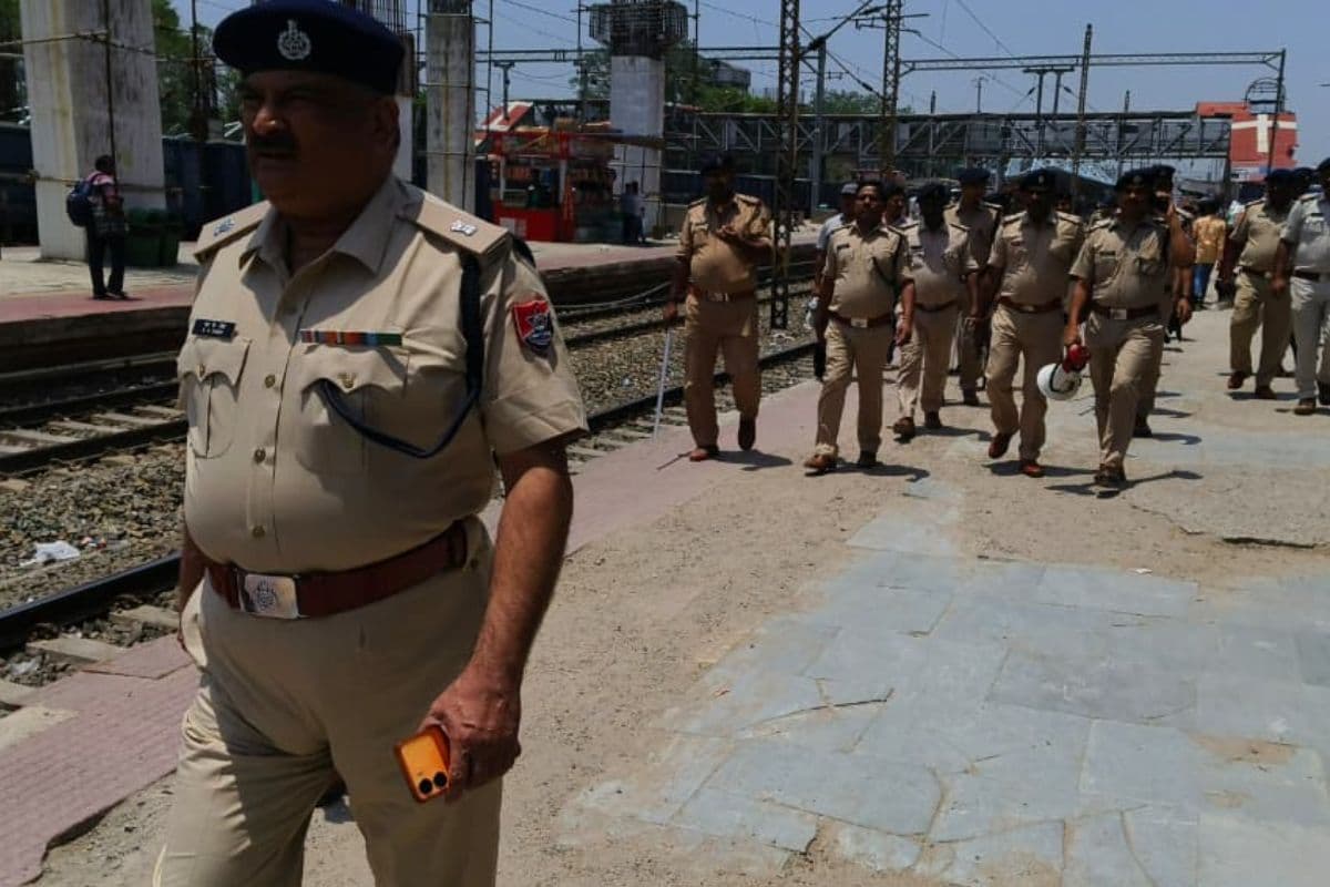 गया जी: रेलवे स्टेशन पर बढ़ाई गई सुरक्षा, आरपीएफ ने किया फ्लैग मार्च, ट्रेनों में सघन जांच