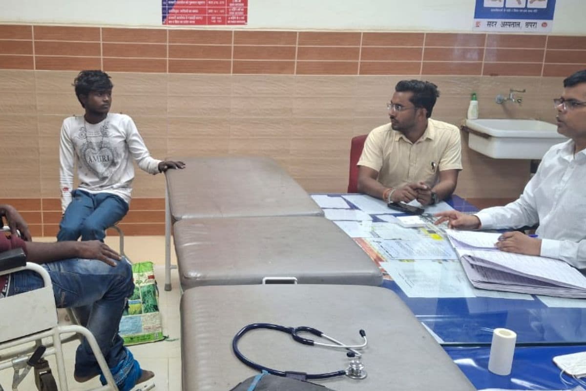 छपरा में शादी का कार्ड बांटने निकले दंपति सड़क हादसे के शिकार, पत्नी की मौत, मातम में बदली खुशियां