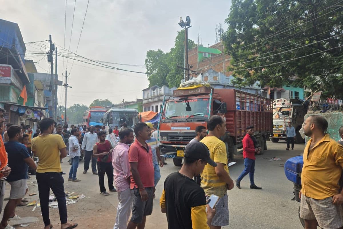 गया जी: इमामगंज में दो रातों से बिजली गुल, भीषण गर्मी में फूटा लोगों का गुस्सा, सड़क जाम कर किया प्रदर्शन