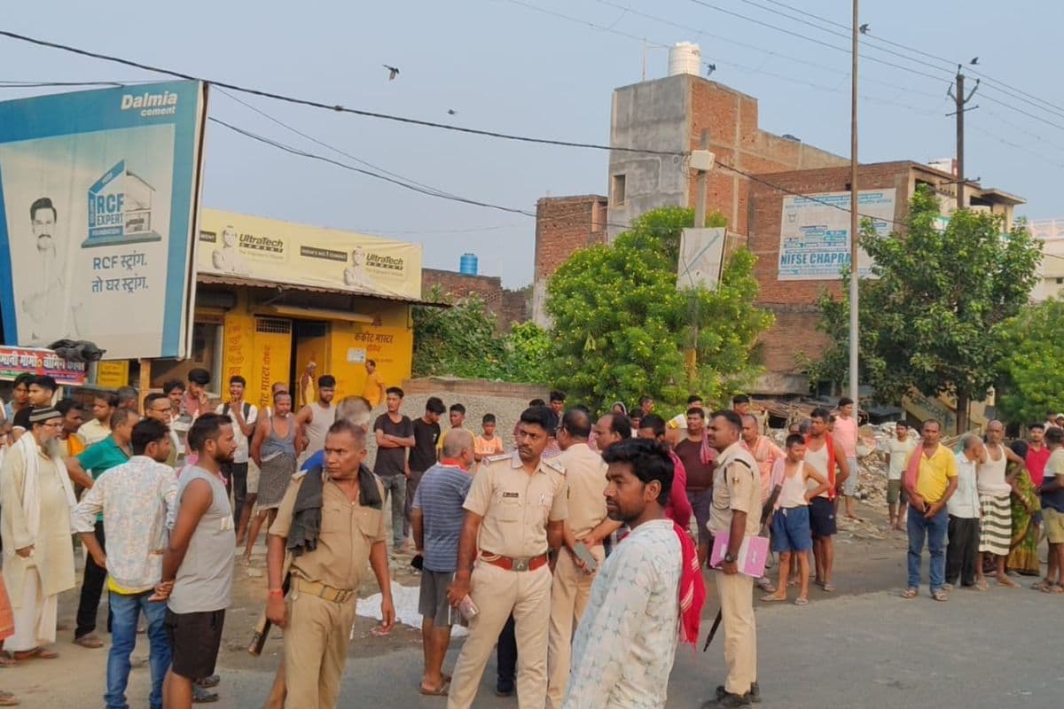 सारण में दुकान खोलने जा रहे मिठाई व्यवसायी को ट्रक ने कुचला, मौके पर गई जान