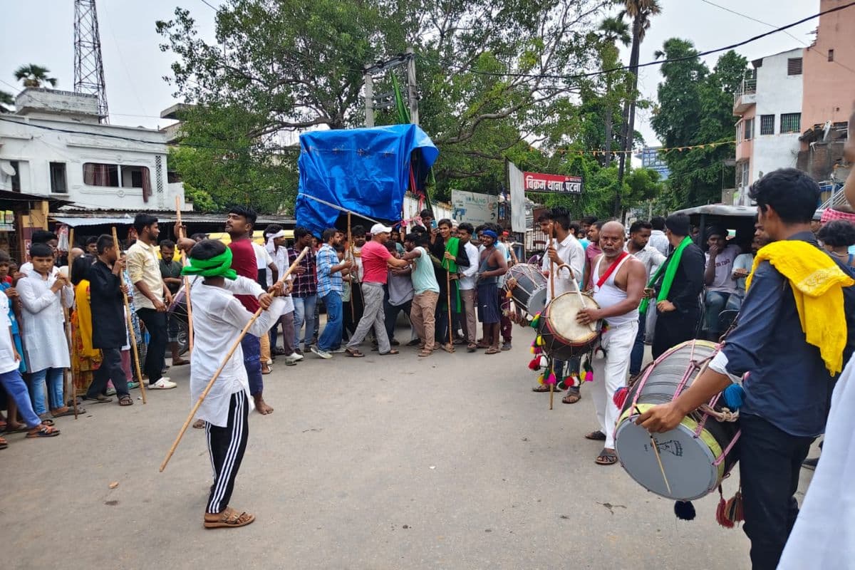 बिक्रम में अकीदत के साथ निकला ताजिया जुलूस, युवाओं ने दिखाईं पारंपरिक कलाबाजियां