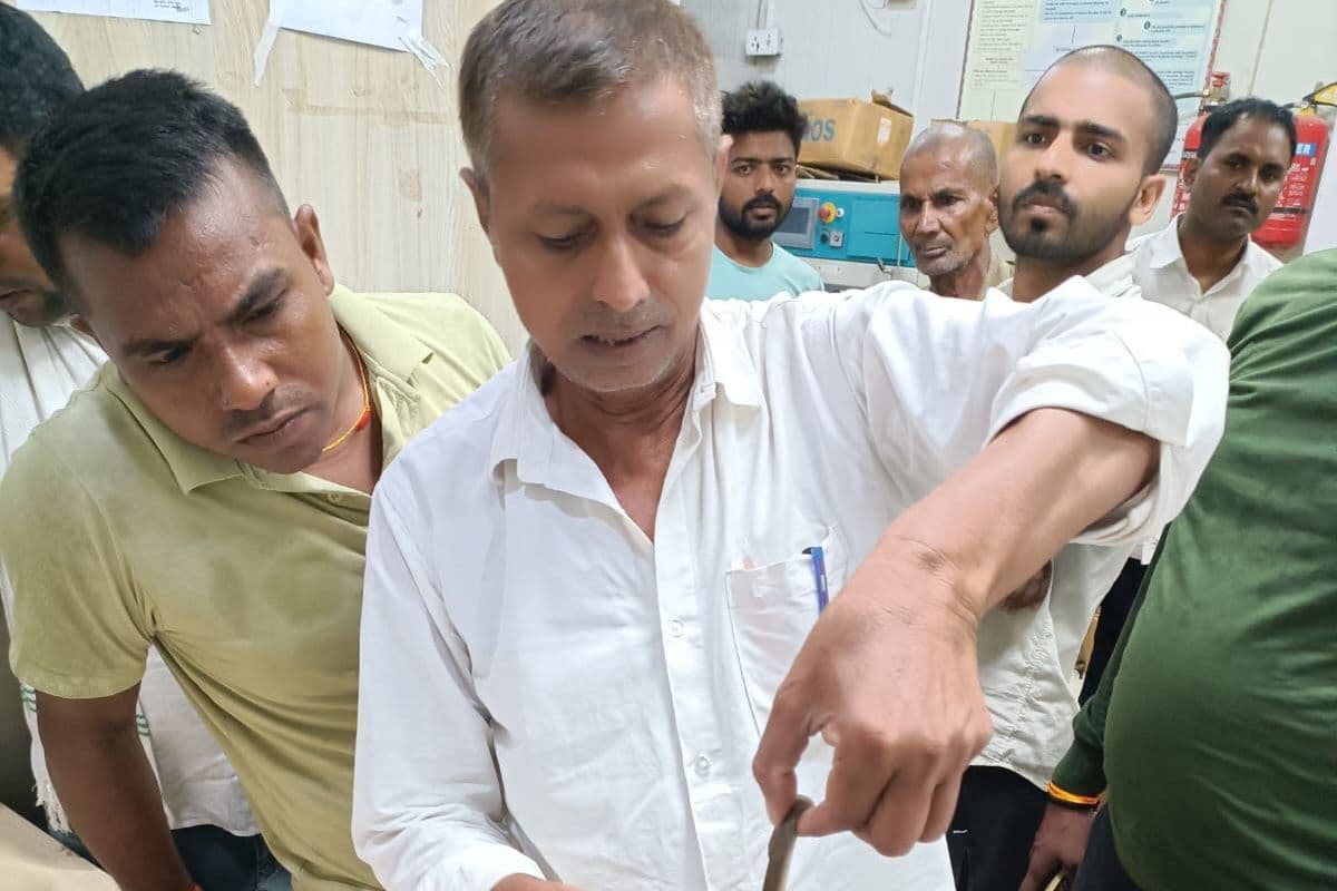 जहानाबाद: घर में बैठ फोन चलाने के दौरान सांप ने डंसा, सांप मार अस्पताल लेकर पहुंचा युवक