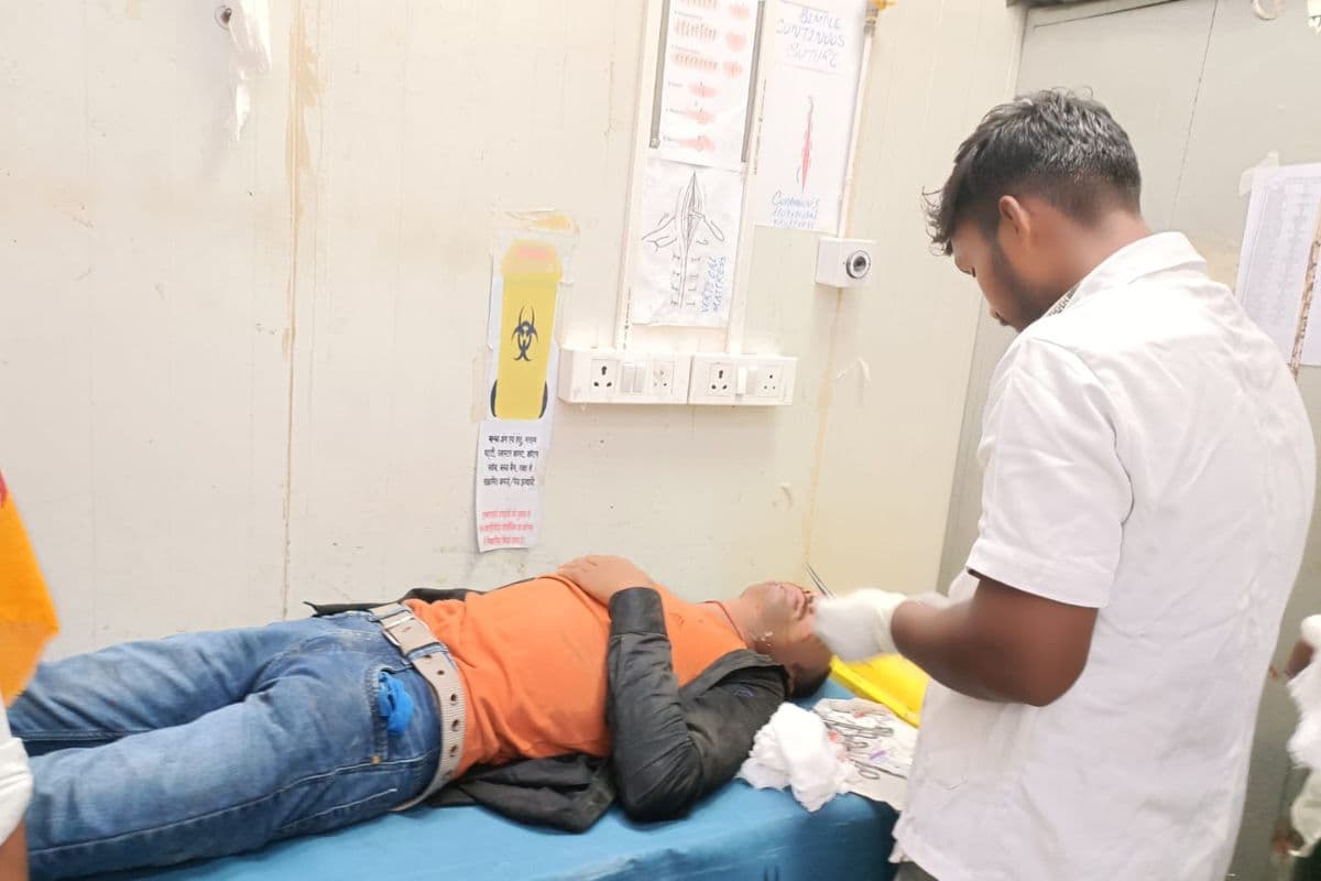 जहानाबाद: बारात जा रहे बाइक सवार दो युवक, अनियंत्रित होकर गड्ढे में गिरे, दोनों गंभीर