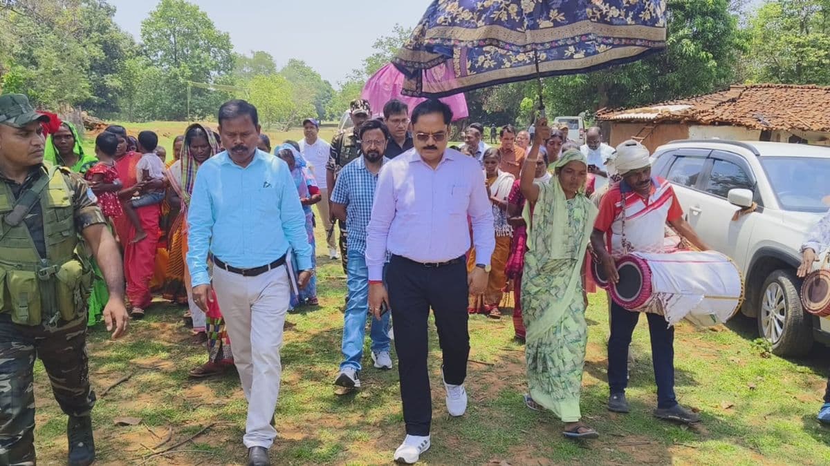 Prabhat Khabar Impact: गुमला DC पहुंचे बुचीडाड़ी, खाट पर मरीज ढोने की लाचारी पर लिया एक्शन