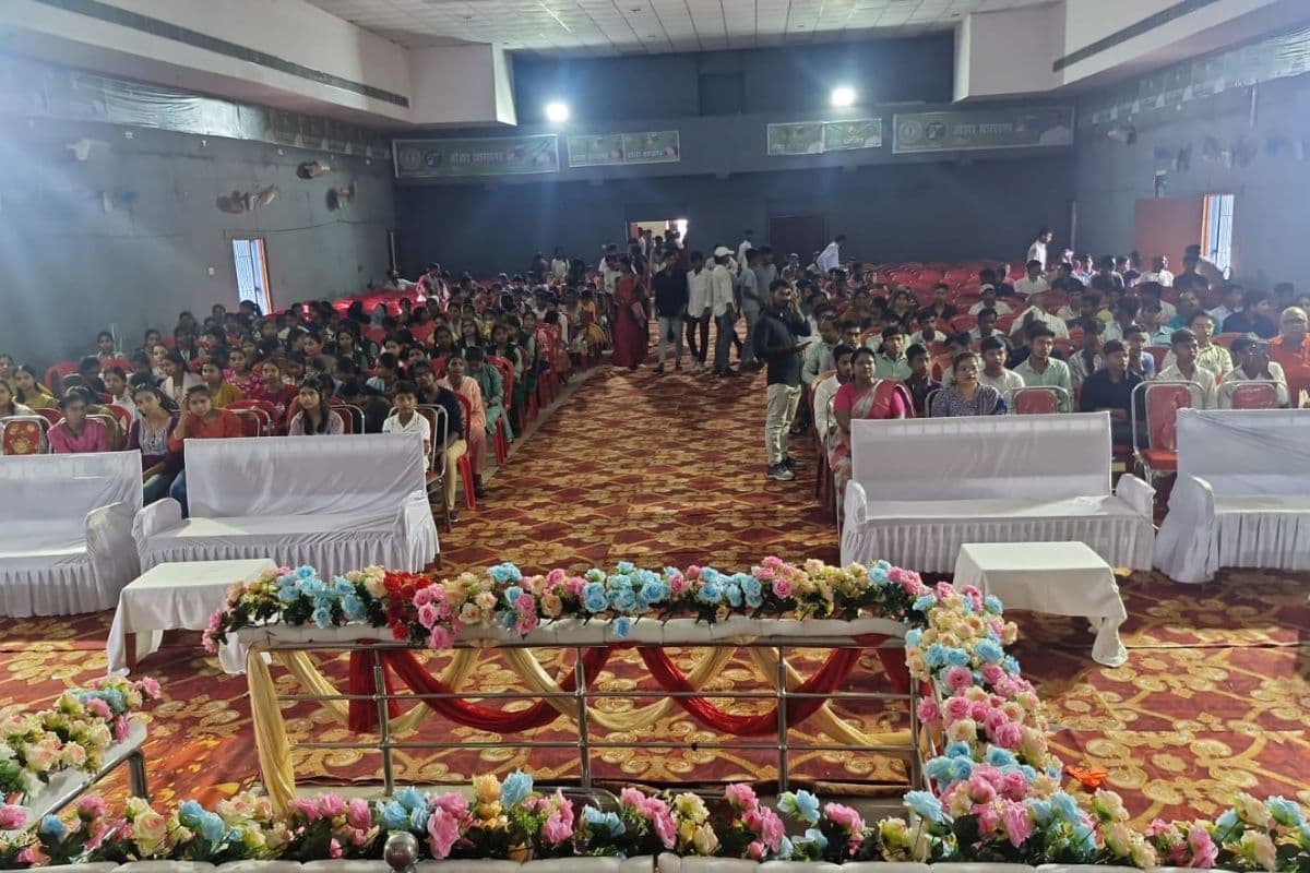 गोड्डा में प्रतिभा सम्मान समारोह का आयोजन, हजारों छात्र-छात्राओं की उमड़ी भीड़ 