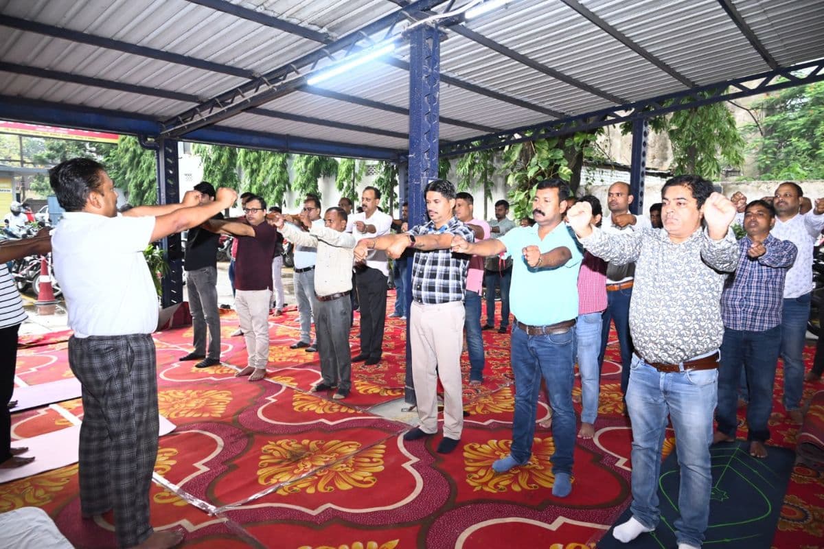 अंतरराष्ट्रीय योग दिवस: प्रभात खबर के कर्मियों ने किया योगाभ्यास