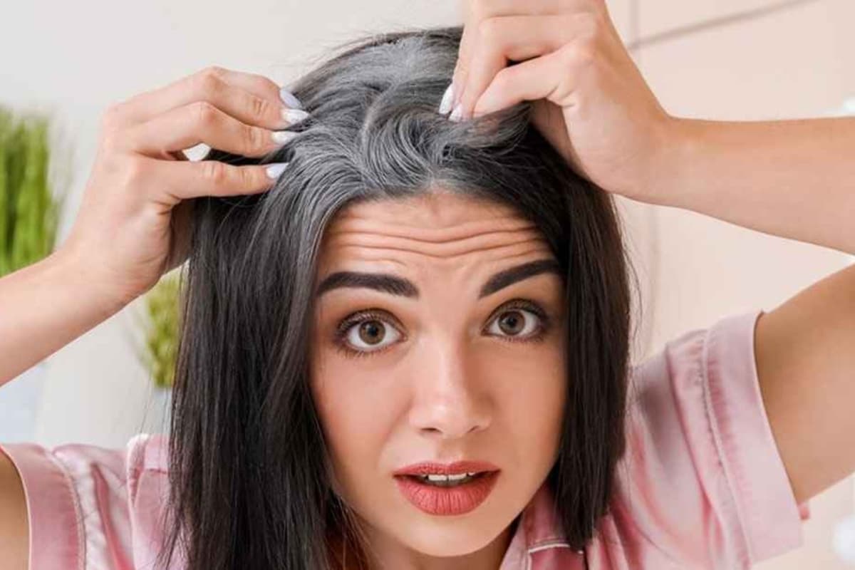 20 की उम्र में ही सफेद हो रहे हैं बाल? इन गलतियों को तुरंत करें बंद