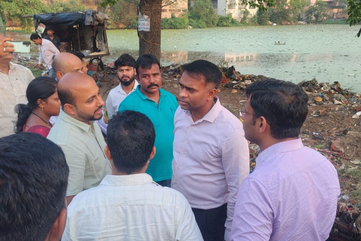 Ramgarh: बस स्टैंड, पार्क, तालाब और स्टेडियम का उपायुक्त ने किया निरीक्षण, दिये कई निर्देश