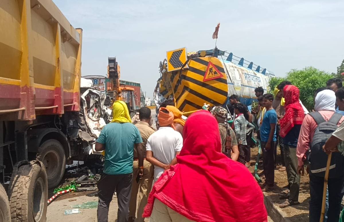 रोहतास में NH-19 पर भीषण सड़क हादसा, खड़े टैंकर से टकराया तेज रफ्तार ट्रक, चालक की दर्दनाक मौत