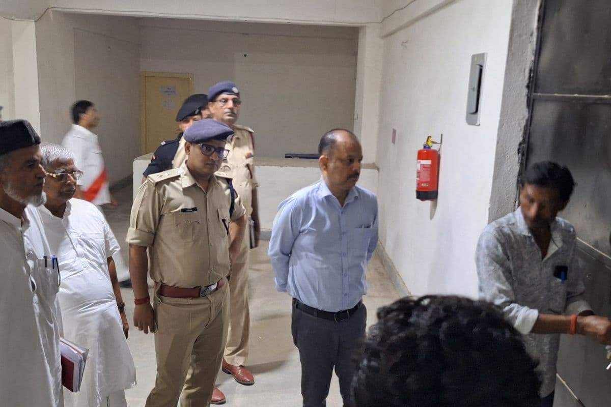 सहरसा में DM और SP ने किया EVM-VVPAT वेयरहाउस का संयुक्त निरीक्षण, सुरक्षा व्यवस्था की समीक्षा