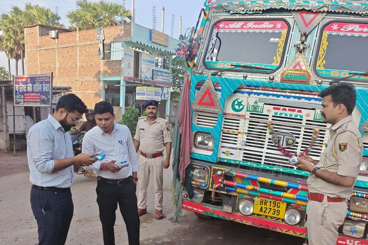 सहरसा NH पर अवैध पार्किंग करने वालों पर चला प्रशासन का डंडा, 15 ट्रकों समेत कई वाहनों पर कार्रवाई