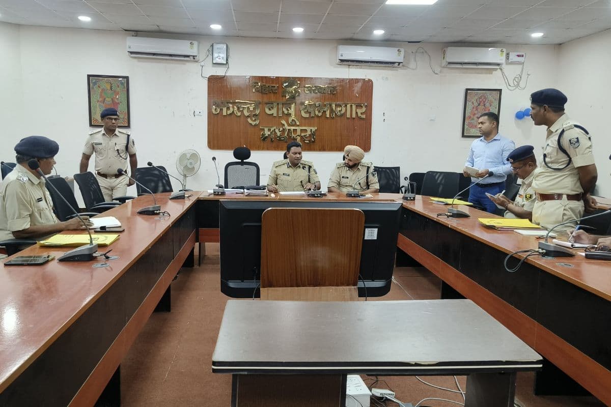मधेपुरा में लंबित मामलों पर DIG का सख्त रुख, चार पुलिस इंस्पेक्टरों का वेतन रोका
