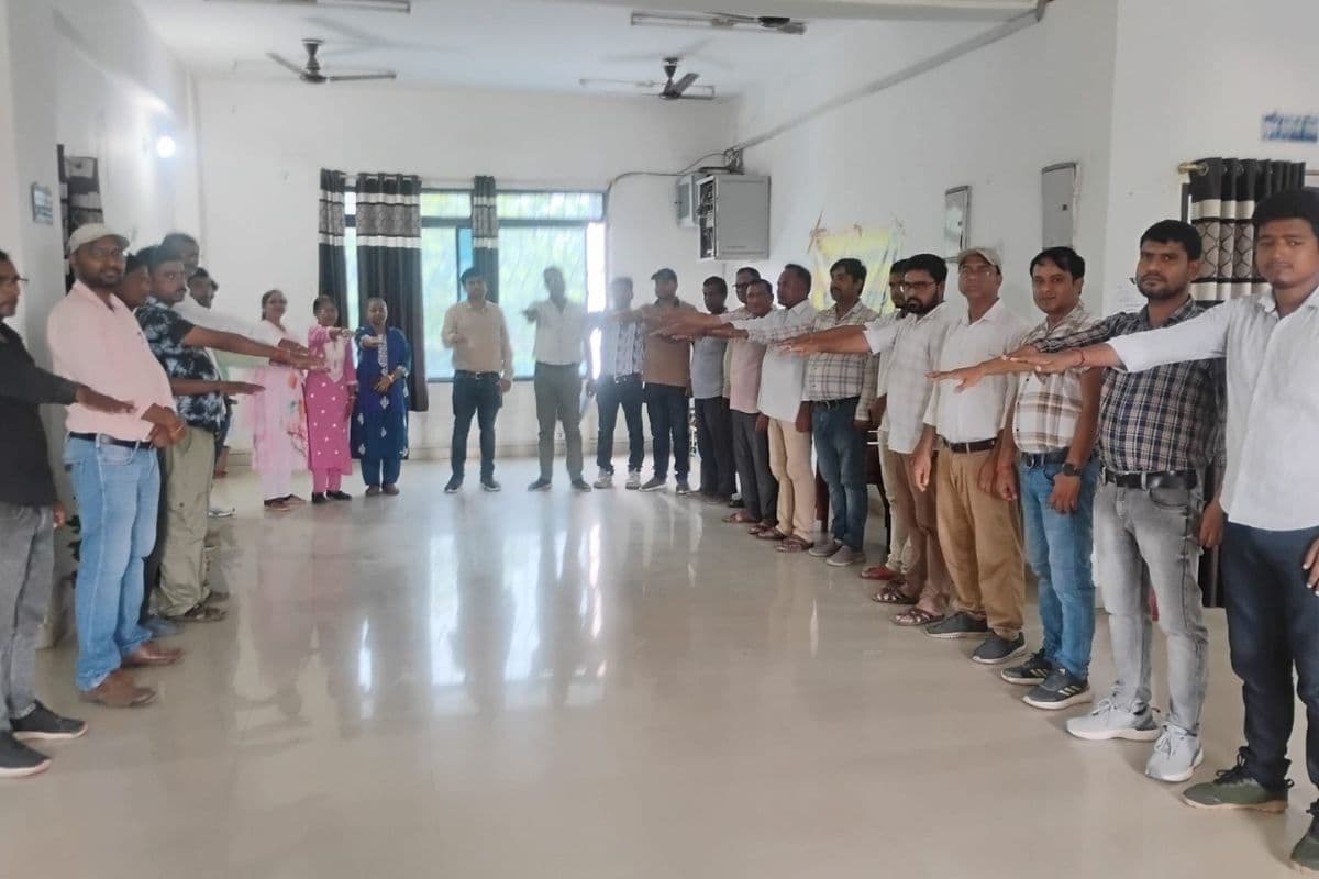 विश्व बाल श्रम निषेध दिवस पर बिजली विभाग के अधिकारियों ने ली शपथ, बोले- हर बच्चे को मिले शिक्षा और सम्मान का अधिकार