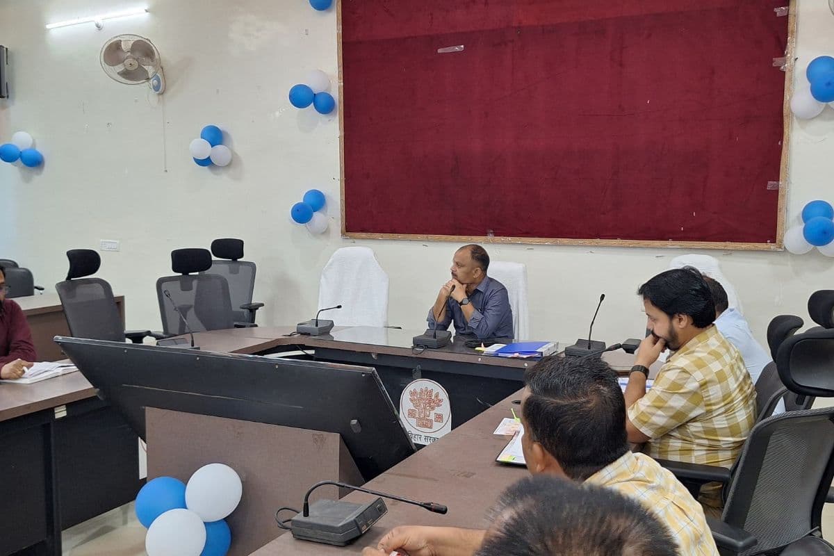 सहरसा में विकास योजनाओं की रफ्तार पर DM की सख्ती, अधिकारियों को दिया अल्टीमेटम